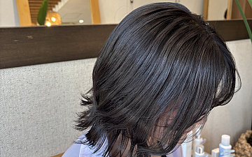 透明感あふれるアッシュグレージュ✖️ゆる巻き外はねスタイル