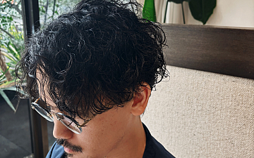 無造作なスパイラルパーマ、色気はつくっていこ!